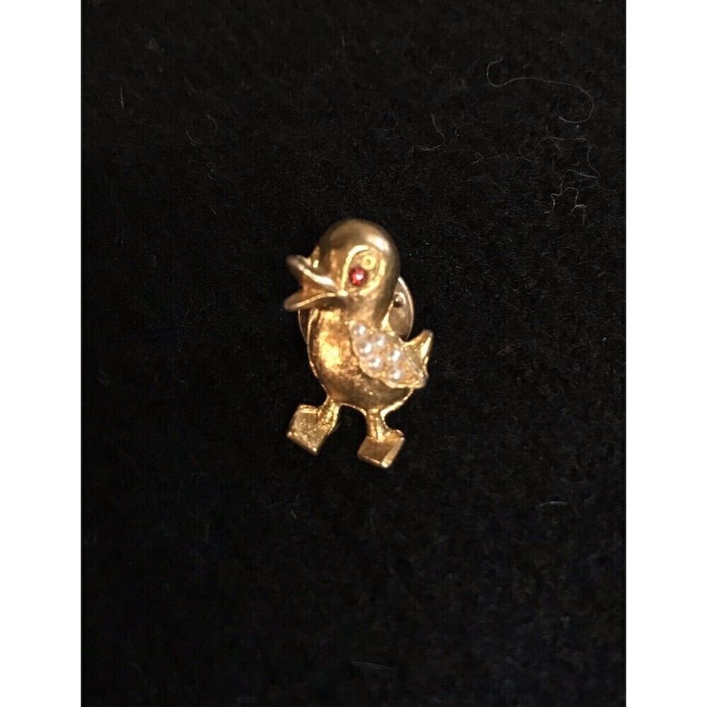 Vintage Faux Ruby Eye Baby Duckling Faux Pearl Wing Gold Tone Lapel Hat Pin